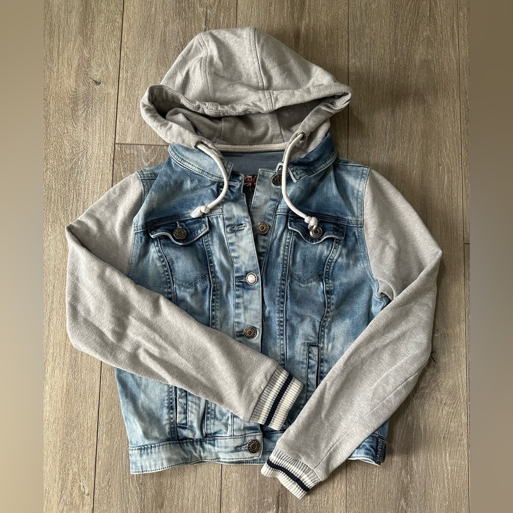 Short/cropped denim/fleece jacket